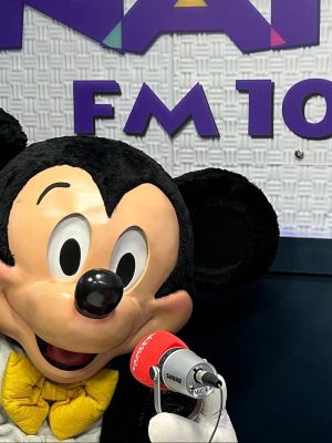 a manhã desta quinta feira (28), o astro mais famoso da Disney, Mickey Mouse, fez uma visita a sede da Nativa FM Manaus e conversou com Pandinha, o Radialista mais fofinho do Brasil.