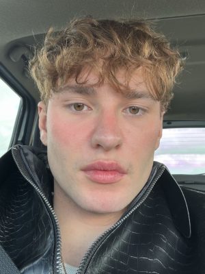 O influenciador é acusado de se passar por mulher para aplicar golpe e embolsar quase R$ 208 mil da vítima.